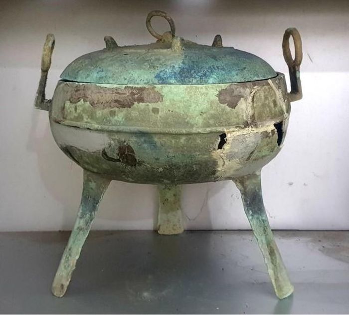 Một dạng nồi lẩu đúc liền kiềng ba chân rất được ưa chuộng vào giai đoạn giữa và cuối Đông Sơn (sưu tập bảo tàng Phạm Huy Thông)