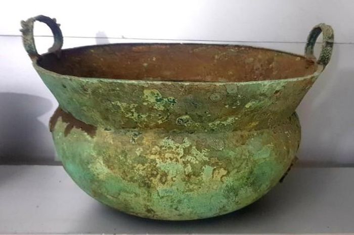 Một dạng nồi Đông Sơn thế kỷ 3 trước Công nguyên với vành bản miệng loe rộng có thể đỡ một cái chõ bên trên (Sưu tập bảo tàng Phạm Huy Thông)