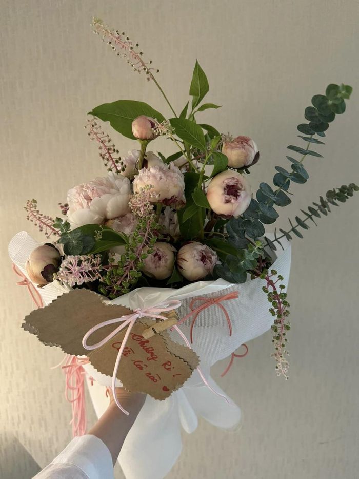 Trọn vẹn bó hoa Hari Won được nhận từ Khả Như cùng dòng chữ: "Thương Ri. Cười lên nào".