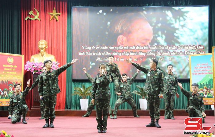 Đội thi Trung đoàn 754 tham gia Hội thi tuyên truyền phẩm chất “Bộ đội Cụ Hồ”. Ảnh: Mạnh Hùng