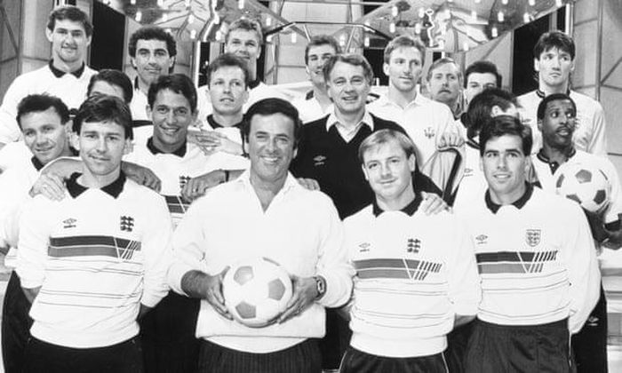 Đội tuyển Anh xuất hiện trên chương trình Wogan để quảng bá cho ca khúc “All The Way” năm 1988