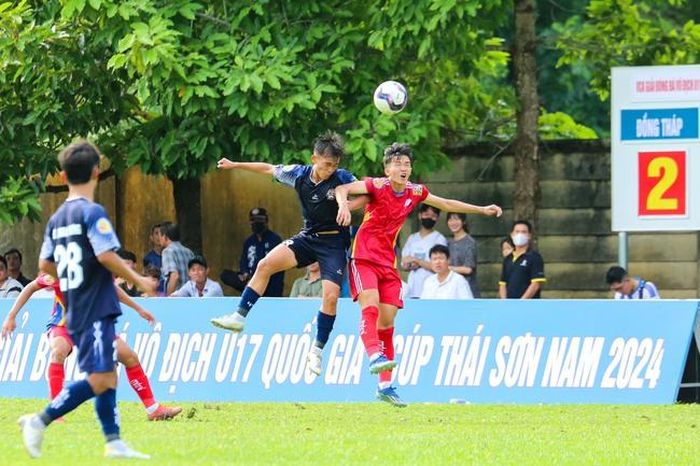 U17 Đồng Tháp (đỏ) thắng chủ nhà 2-0 chiều 13-7. Ảnh: AH