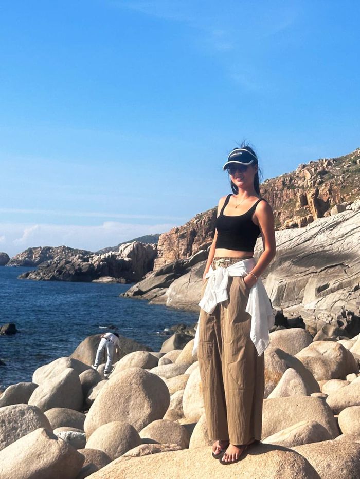 Nữ du khách đến từ Cần Thơ dễ dàng đặt tour đi đảo Bình Hưng từ trên mạng xã hội. Ảnh: Phan Sương.