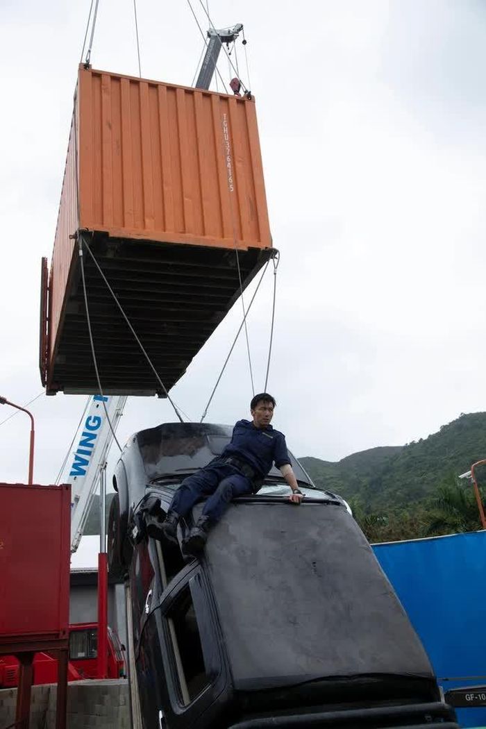 Tạ Đình Phong trượt từ container lên một chiếc ô tô trên phim trường "Custom Frontline"