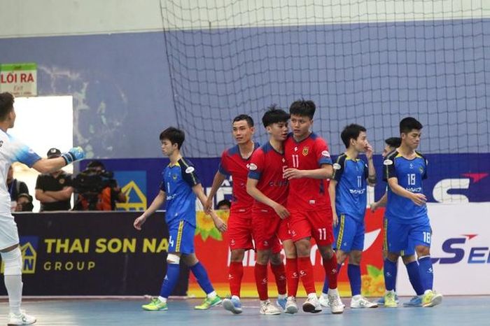 Sahako (xanh) hết cơ hội đua vô địch năm nay và vị trí thứ 2 cũng khó giữ. Ảnh: NH