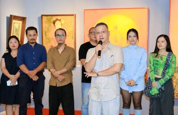 Họa sĩ Nguyễn Hồng Tuấn chia sẻ tại triển lãm.