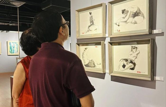 Công chúng thích thú với loạt tác phẩm ký họa của họa sĩ Nguyễn Hồng Tuấn.