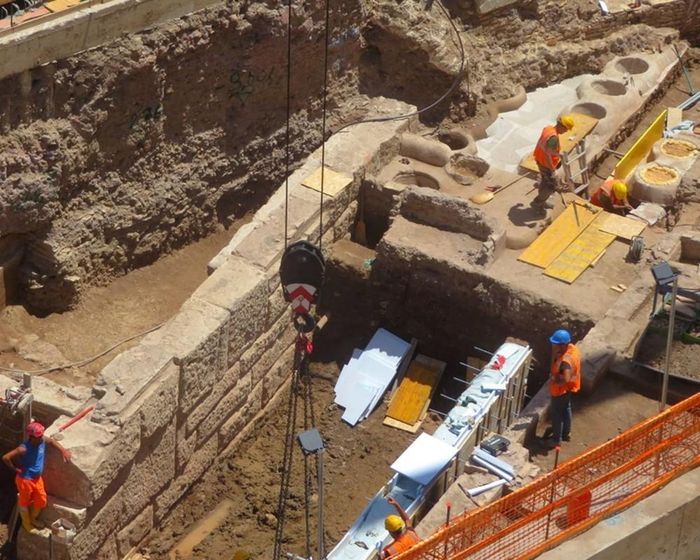 Vào thời điểm đó, người Do Thái và người Hy Lạp ở Alexandria đang trong "cuộc khủng hoảng về tôn giáo". Hoàng đế Caligula đã bác bỏ yêu cầu của người Do Thái về quyền tự chủ tôn giáo trong khi ủng hộ người Hy Lạp.