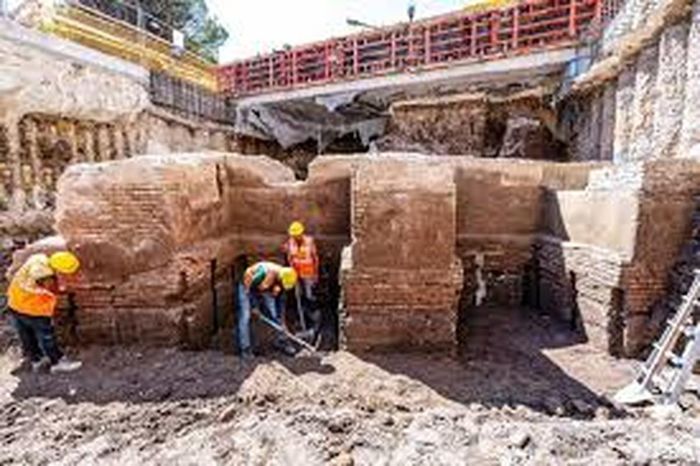 Nhóm chuyên gia đưa ra kết luận trên sau khi tìm thấy một ống nước bằng chì có khắc dòng chữ : "C(ai) Cæsaris Aug(usti) Germanici". Họ xác định dòng chữ khắc trên đề cập đến cái tên Gaius Caesar Augustus Germanicus hay còn gọi Caligula - hoàng đế nổi tiếng của đế chế La Mã.