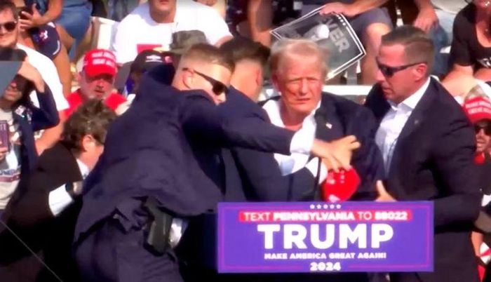 Ron Moose, một người ủng hộ Trump có mặt trong đám đông, mô tả sự hỗn loạn: "Tôi nghe khoảng 4 phát súng và tôi thấy đám đông đi xuống và sau đó ông Trump cũng cúi xuống rất nhanh. Sau đó, Mật vụ tiến tới và bảo vệ ông ấy ngay khi có thể.”