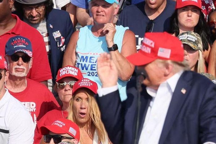 Người phát ngôn Steven Cheung của chiến dịch tranh cử cho biết ông Trump cảm ơn cơ quan thực thi pháp luật và những người phản ứng đầu tiên vì hành động nhanh chóng của họ trong hành động tàn ác này".