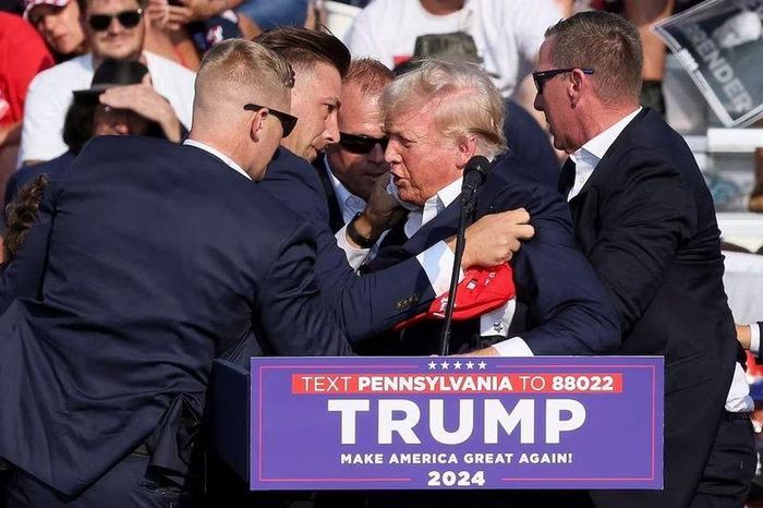 Ông Biden nói trong một tuyên bố: "Không có chỗ cho loại bạo lực này ở Mỹ. Chúng ta phải đoàn kết như một quốc gia để lên án nó."