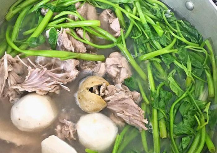 Vịt om sấu rau muống ngon. Ảnh: Dân Việt