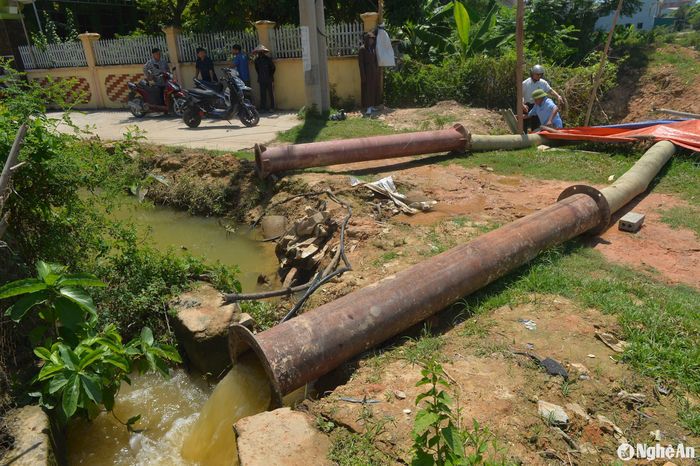 Trạm bơm dã chiến xã Thái Sơn, huyện Đô Lương bị hỏng chỉ hoạt động được 1 máy bơm. Ảnh: Văn Trường