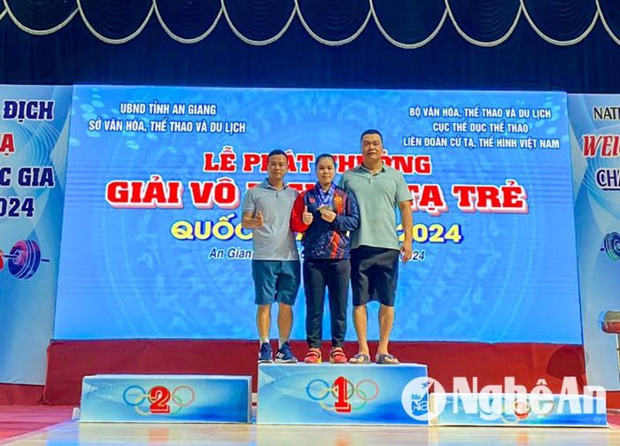 Nguyễn Thị Quỳnh Mai (giữa) cùng các huấn luyện viên Vũ Đức Hoàng, Phạm Ngọc Cường tại Giải vô địch cử tạ trẻ quốc gia năm 2024. Ảnh: NVCC