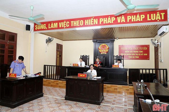 Hội đồng xét xử quyết định tuyên phạt bị cáo Nguyễn Văn Hùng 7 năm tù giam về tội “Lừa đảo chiếm đoạt tài sản”.
