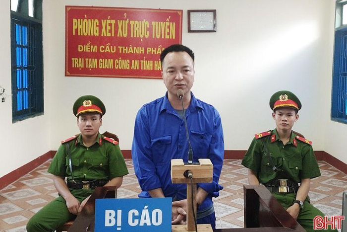 Bị cáo Nguyễn Văn Hùng tại phiên xử sơ thẩm trực tuyến do Tòa án nhân dân TX Kỳ Anh mở.