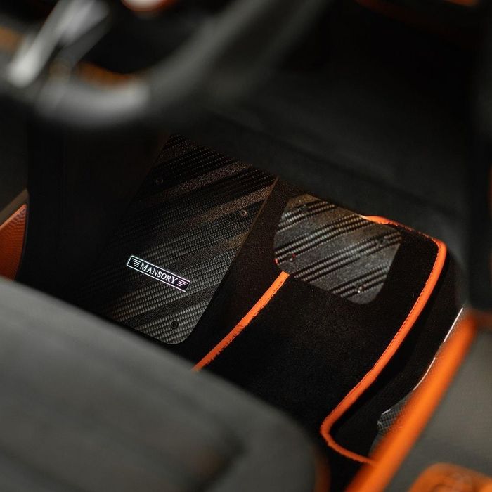 Logo Mansory được in trên nhiều vị trí bao gồm cả phần ốp điều khiển trần xe và bệ để chân của người lái. Ảnh: Mansory.
