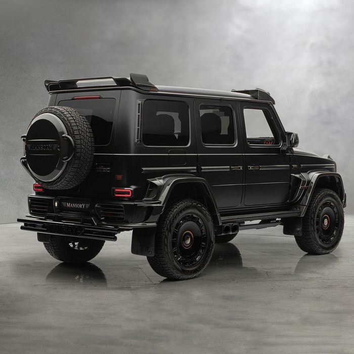 Mercedes G63 Mansory phiên bản cửa ngược vẫn sử dụng động cơ V8 tăng áp kép 4.0L giống trên những chiếc Mercedes-AMG G 63 thông thường. Tuy nhiên, hãng độ Mansory đã tinh chỉnh giúp chiếc xe có sức mạnh vượt trội lên tới 850 mã lực và mô-men xoắn đạt 1.000 Nm. Ảnh: Mansory.