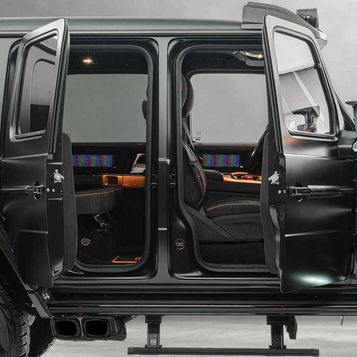 Điểm nổi bật của bản độ này đến từ cánh cửa sau. Mansory đã chuyển bản lề cánh cửa từ phía trụ B sang trụ C, giúp cho chiếc Mercedes G63 có phần cửa sau mở ngược, giống như trên các mẫu Rolls-Royce. Ảnh: Mansory.