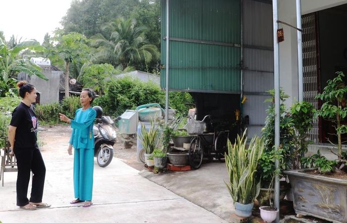Bà Nguyễn Thị Lan (bìa phải, ở hẻm Nguyễn Văn Trỗi, tổ 4, phường An Bình) phấn khởi trò chuyện với hàng xóm về việc đổ bê tông, mở rộng hẻm. Ảnh: Ngọc Minh