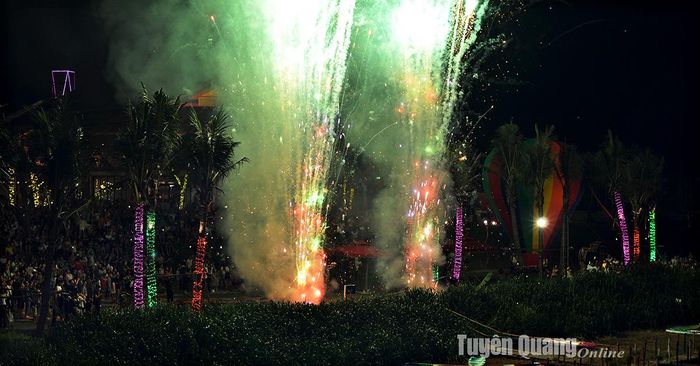 Màn bắn pháo hoa điện tại đêm hội.