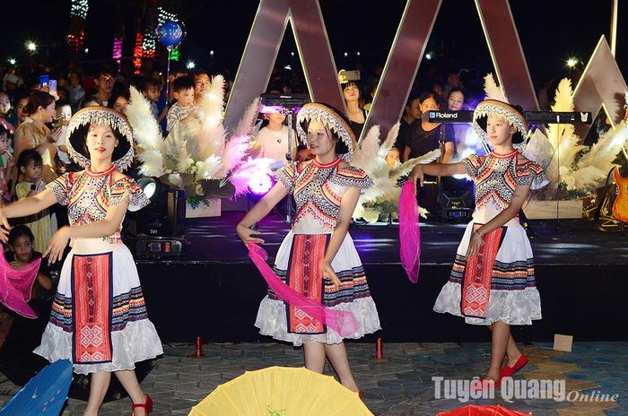 Tiết mục văn nghệ do đội văn nghệ ở Tân Trào biểu diễn.