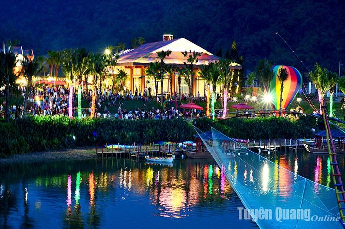Khung cảnh đêm xuống của Lễ hội đường phố Lala Town.