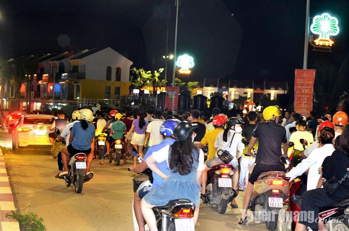 Hàng nghìn người dân từ khắp các nơi đến xem Lễ hội đường phố Lala Town.