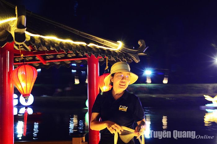 Ánh sáng đèn điện lung linh phản chiếu trên sông Phó Đáy tạo nên một khung cảnh huyền ảo và rực rỡ.