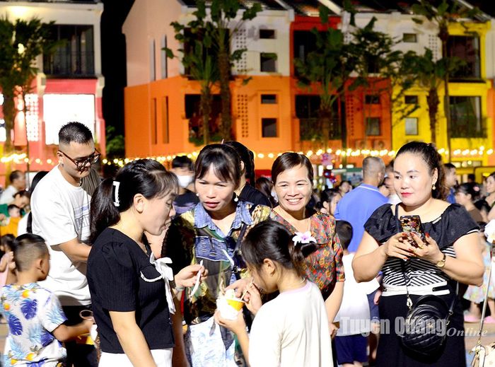 Người tham gia vui vẻ thưởng thức ẩm thực và ghi lại khoảnh khắc tại Lễ hội đường phố Lala Town.