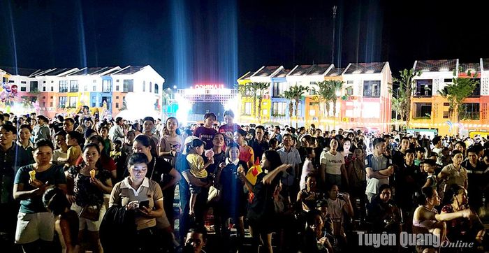 Đông đảo người tham gia Lễ hội đường phố Lala Town tại Flamingo Heritage Tân Trào City.