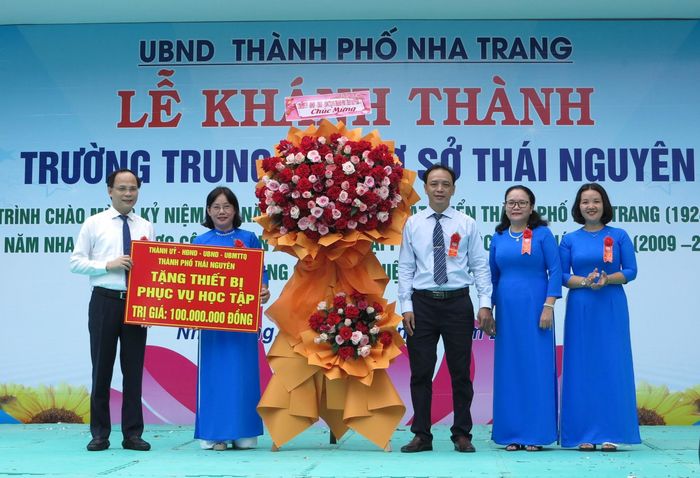 Lãnh đạo TP. Thái Nguyên tặng hoa chúc mừng Trường THCS Thái Nguyên.