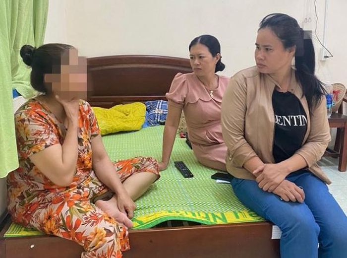 Đại diện Hội Liên hiệp Phụ nữ huyện Quảng Điền, tỉnh Thừa Thiên Huế thăm hỏi, chia sẻ với một phụ nữ bị chồng bạo hành.