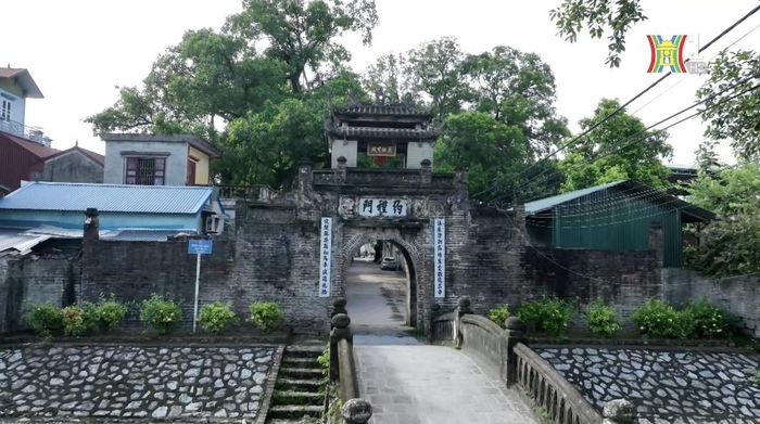 Cổng làng Ước Lễ