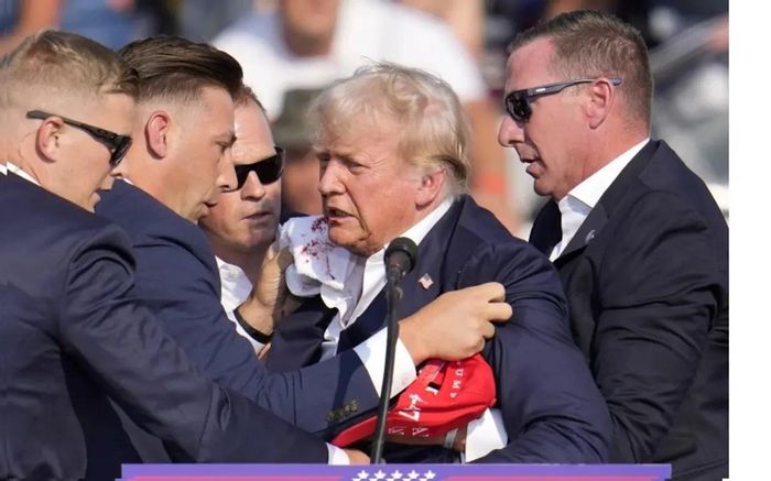 Cựu Tổng thống Mỹ Donald Trump bị thương ở tai, được vây quay bởi các mật vụ Mỹ sau vụ nổ súng
