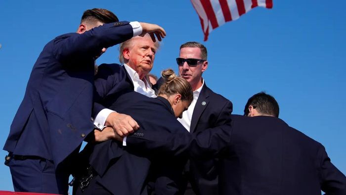Cựu Tổng thống Mỹ Donald Trump bị thương ở tai, được vây quay bởi các mật vụ Mỹ sau vụ nổ súng