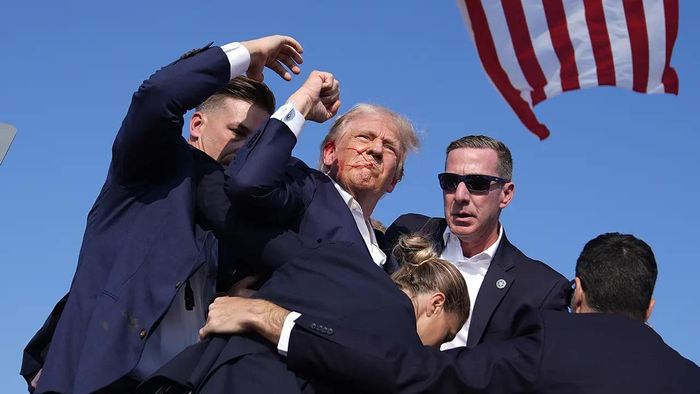 Ông Donald Trump giơ nắm đấm để cổ vũ những người ủng hộ