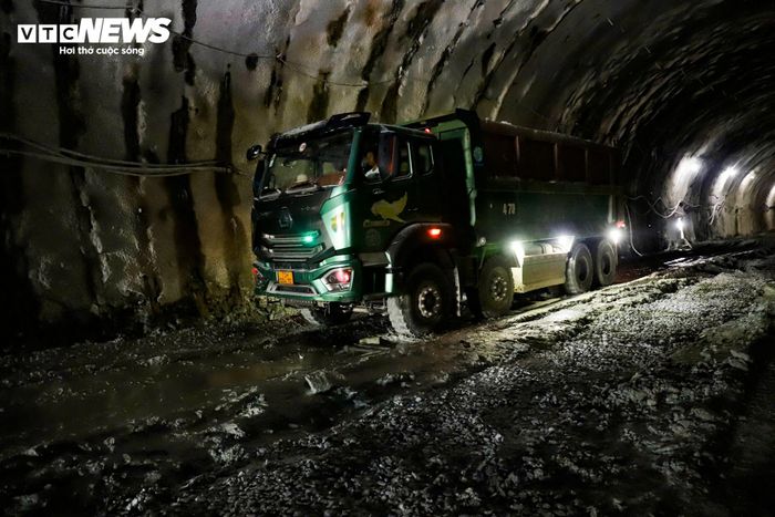 Ngày 19/5, hầm bên phải được nối thông với độ chính xác tuyệt đối sau 11 tháng thi công. Hầm bên trái còn 150m, dự kiến nối thông trong tháng 7 này và phục vụ giai đoạn hai.