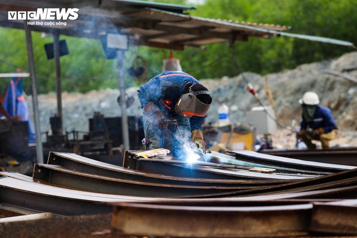 Công nhân hàn các tấm vòm chống đỡ.