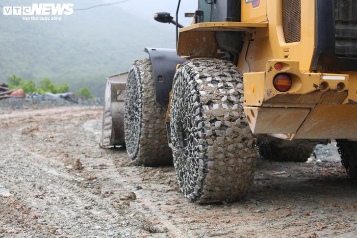 Bánh xe được gia cố thêm lưới sắt để chống trơn trượt.