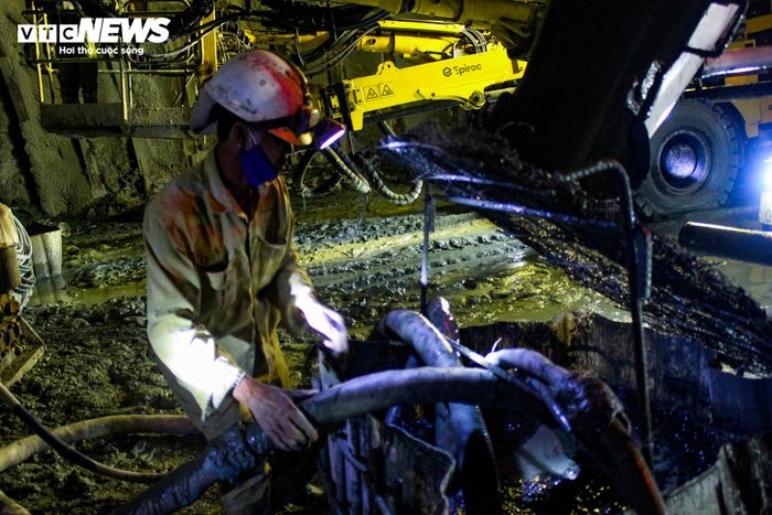 Do địa hình phức tạp kèm lượng mưa lớn, việc khoan hầm qua núi, thi công hệ thống kết cấu chống đỡ đòi hỏi máy móc, công nghệ hiện đại.