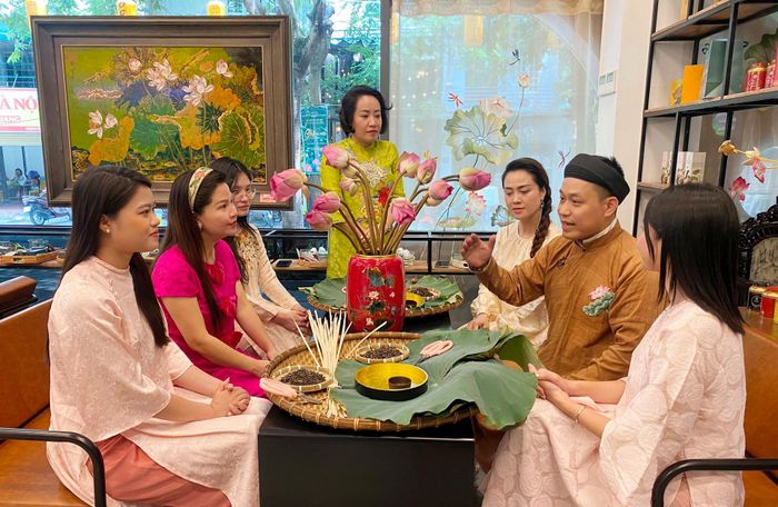 Không gian giới thiệu nghề ướp trà sen truyền thống của Tây Hồ.