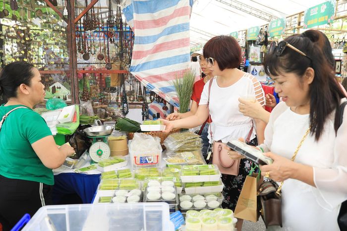 Chọn mua sản phẩm OCOP làm từ sen tại Trung tâm Giới thiệu và Quảng bá sản phẩm OCOP gắn với du lịch.