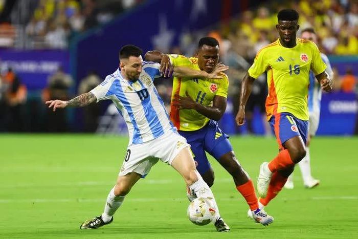 Messi dính chấn thương và phải rời sân trong nước mắt