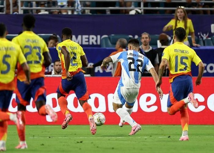 Lautaro Martinez ghi bàn thắng quý hơn vàng