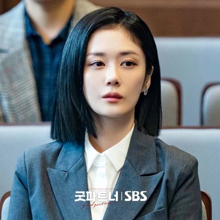 Jang Nara trong vai luật sư Cha Eun Kyung trong phim Hàn mới