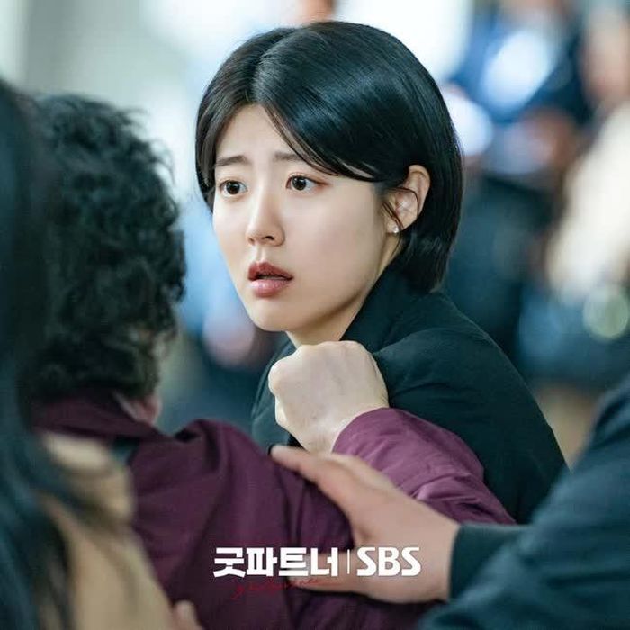 Nam Ji Hyun trong vai luật sư Han Yu Ri