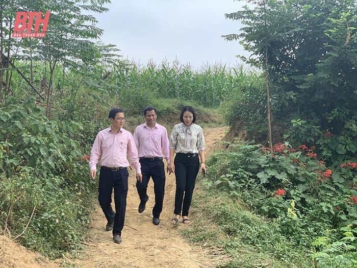 Cán bộ Phòng Giao dịch NHCSXH Thiệu Hóa phục vụ người dân vào ngày cố định trong tháng theo phương thức “giao dịch tại nhà, giải ngân, thu nợ tại xã”.