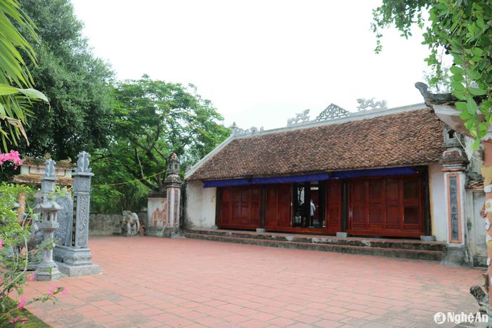 Hiện đền có cổng, tắc môn, bái đường, thượng điện, nhà giải văn, nhà giải vũ... được xây dựng từ nhiều nguyên liệu: gỗ, vôi vữa, gạch, ngói nung, đá, sành, sứ... Bái đường là ngôi nhà 3 gian 2 hồi lợp ngói âm dương, được xây dựng theo kiến trúc truyền thống. Ảnh: Huy Thư